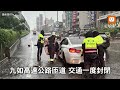 高雄豪雨狂瀉！馬路變小河 汽機車冒險涉水