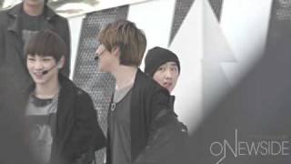 [FANCAM] 101223 Onew taking off mic-set @ MC Recording