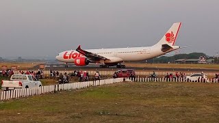 Ngeri Semburan Anginnya||Pesawat Jumbo Lion Airbus A330 Neo Take Off Di Pinggir Jalan Raya