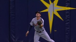 DET@TB: Jones loses ball, recovers for a diving catch