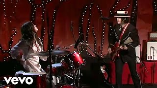 The White Stripes - Dead Leaves and the Dirty Ground (Live @ VH1 9/23/2005)