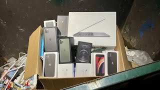 BLACK FRIDAY APPLE STORE DUMPSTER DIVING JACKPOT!! FOUND MASSIVE BOX STUFFED TO THE TOP!!