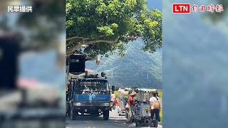 遊客與農機具爭道！ 台東伯朗大道「塞車」超驚險（民眾提供）