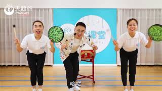 家长陪小朋友欢动，步入欢乐节奏境 | Parents accompany children to move joyfully and step into a happy rhythm world.