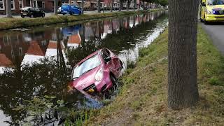 Auto duikt kanaal in Musselkanaal in