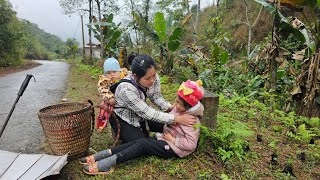 Single mother helps tired and hungry niece on the way to feed her and take her home