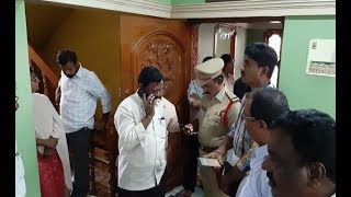 Police Over Action In Anantapur || పోలీసుల అత్యుత్సాహం.. రామచంద్రారెడ్డి ఇంట్లో సోదాలు