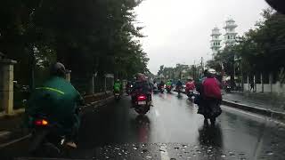 Suasana sabtu siang setelah hujan jalanan lebih macet