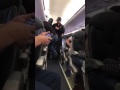 Rakaman video tiga pegawai keselamatan heret seorang penumpang lelaki dari pesawat United Airlines.