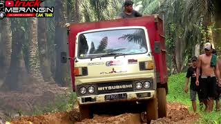 TRUK UMPLUNG 4X4 MELAWAN DI MEDAN OFFROAD