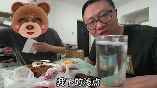 穷哥俩儿AA制吃饭十年，为孩子大学生活费发愁，每月2000元多吗？