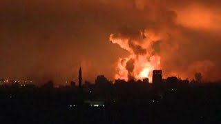 Le esplosioni e i colpi del massiccio raid israeliano sul nord della Striscia di Gaza