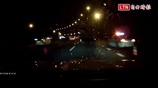 躲開！處理拋錨車 國道警眼尖見拖板車衝來