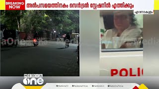 കൈവീശി ആളുകളെ അഭിവാദ്യം ചെയ്ത് ബോബി ചെമ്മണ്ണൂർ;  കൊച്ചിയിൽ വൻ ജനാവലി