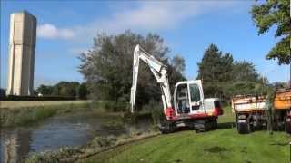 riet snijden en uitbaggeren van de vijver in Franeker, zomer 2012