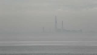 [4K]滑川海浜公園の展望台から望む富山湾　霧の向こうに見える富山火力発電所排煙塔・富山新港火力発電所排煙塔群・万葉の香り二上山・新湊大橋