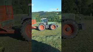 Fendt favorit 926 à l'ensilage d'herbe.