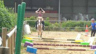 Chloé sur Smarties au saut d'obstacle