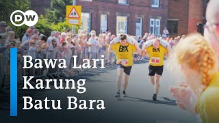 Tradisi Aneh Eropa: Kenapa Orang Inggris Membawa Lari Sekarung Batu Bara Seberat 50 Kilogram?