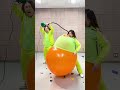 【切り抜き】巨大風船を服の中で割れるまで膨らませたらどっちが早い対決 giant balloon pop race challenge who can pop it faster shorts