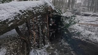 利用倒下木头倚靠出来的庇护所，在下雪天气也可以护你当下的温暖