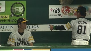 【プロ野球パ】最後はよくやった！ 工藤監督が武田翔太にグッドサイン  2015/10/14 H-M