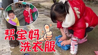 猪妹妹帮宝妈洗衣服！宝妈奖励她鱼网水鞋和零食，妹妹吃着口哨糖穿着鞋子可高兴了【小枫枫和小辉辉】