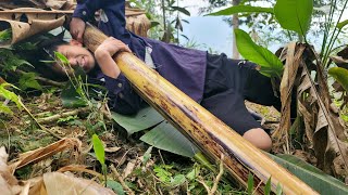 He cut black bananas to sell, the orphan boy's difficult life