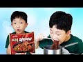 예준이의 매운 짜파게티 요리놀이 짜장 라면과 아이스크림 놀이 Black Noodles Cooking Play for Kids