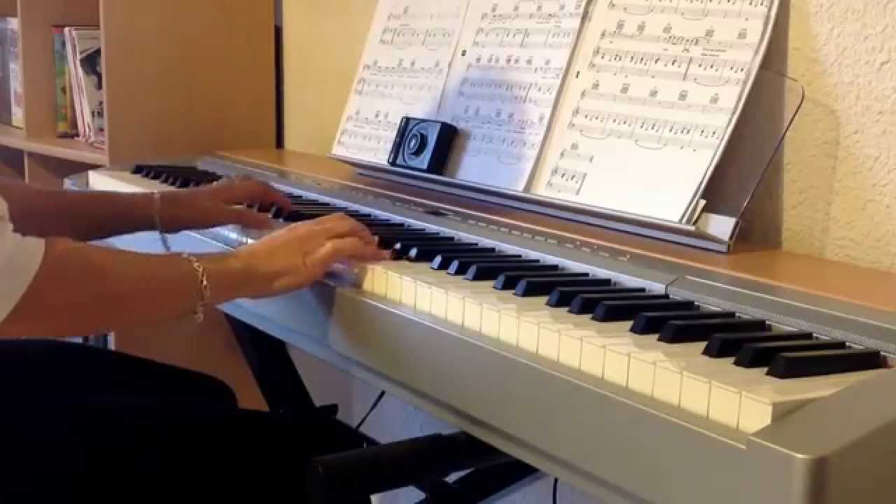 Natou L. Joue "Puisque Tu Pars" Au Piano - YouTube