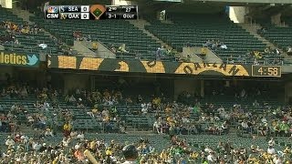 SEA@OAK: Scoreboard malfunctions, returns to applause