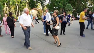 ГОВОРИЛ, ЧТО Я ТВОЯ КОРОЛЕВА!🕺💃🌸/ТАНЦЫ В ПАРКЕ ГОРЬКОГО ХАРЬКОВ МАЙ 2021