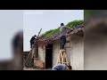 Husband and wife rent dilapidated houses for renovation~ The roof and yard are covered with weeds