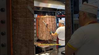 700 kilo döner yetmiyor akşam bir şiş daha takıyorlar