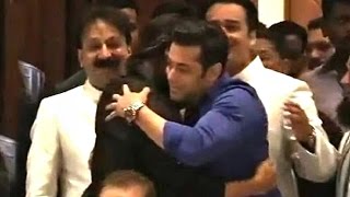 All Moments When Salman Shahrukh Hug At Baba Siddiqui Iftar Party 2013-14