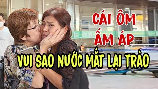 51 Năm. Lần đầu tiên được ôm Mẹ. Chúc mừng gia đình đoàn tụ. Tình mẫu tử thật thiêng liêng.