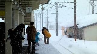 [吹雪の中を]　ギャップが...223系新快速　秘境駅、余呉駅に到着