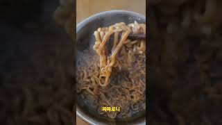 오랜만에 먹어본 짜짜로니 맛이짜파게티가 맛있는데 여러분들은 어느게난가요?