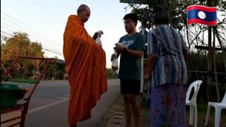 🇱🇦🇱🇦ใส่บาตรทำบุญยามเช้า.ໃສ່ບາດທຳບຸນຮອນເຊົ້າ