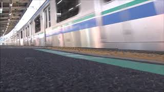 りんかい線70-000形Z6編成　北赤羽駅通過