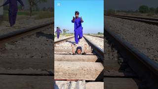 Gharib bachi train ke niche a gya #trending #viralshorts #youtube #ytshorts #trendingnow #foryou