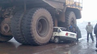 САМЫЙ БОЛЬШОЙ БЕЛАЗ 45О Т.ПЕРЕЕХАЛ ЛЕГКОВУШКУ! ТЕСТ .THE BIG BELAZ HAS MOVED THE CAR!