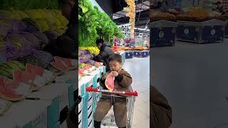 熊孩子逛超市，一眼没看到就吃上了！#Cute baby#Cute#呆萌小米宝#聪明宝宝#萌娃