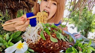 ก๋วยเตี๋ยวเนื้อน้ำตกรสเด็ดชามยักษ์  สูตรพิเศษพริกป่น พริกจี่ พริกสด จิ้มกะปิ