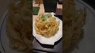 うどん　ウエスト　かき揚げうどん　麺はツルツル　かき揚げのボリューム感　ねぎと天かすはセルフサービス　#うどんウエスト　#かき揚げサクサク　#替え玉も出来ます