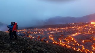 旷世奇景！游客近距离围观冰岛火山岩浆流