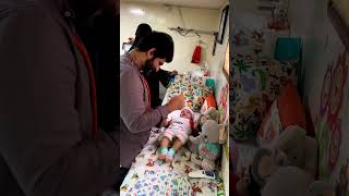 Viral Video: Ek Number Doctor! Pediatrician Distracts Baby During Vaccine Jab; Internet is Impressed