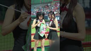 笨手笨腳的多慧 旗子一直裝不好XD #李多慧 #이다혜 #棒球 #啦啦隊 #cheerleader #baseball #台湾野球チア #台湾野球 #fancam #shorts @lee_dahye