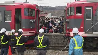 今度のダイヤ改正で、本線上から卒業(引退)のため、しなの鉄道北しなの線豊野駅にてイベントを開催し、オリジナル塗装6両で走行した、しなの鉄道115系S4編成+しなの鉄道115系S10編成卒業記念列車。