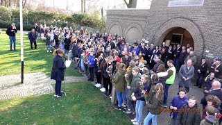 Oldenzaal 74 jaar geleden bevrijd scholieren herdenken het met bloemen..